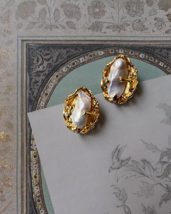 Amara Edge: Baroque Pearl Earrings with Sculptural Frame - Image 5